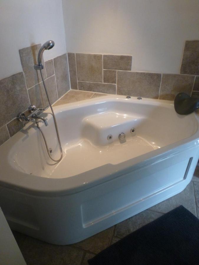 Wijk en Aalburg Vakantiehuis Onder De Peppel Met Sauna En Jacuzzi מראה חיצוני תמונה